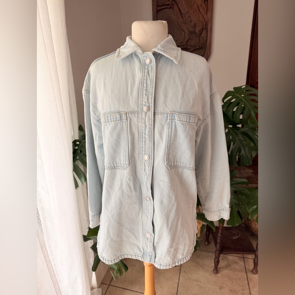 Stradivarius Light Wash Denim Overshirt Button Up Jacket XS Relaxed Fit